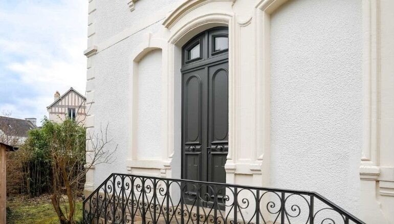 porte d'entrée en bois sur mesure pleine