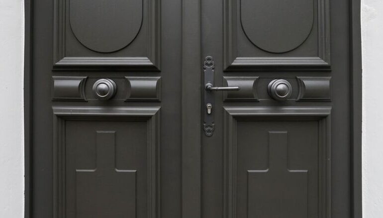 zoom sur des moulures et accessoire d'une porte d'entrée en bois sur mesure