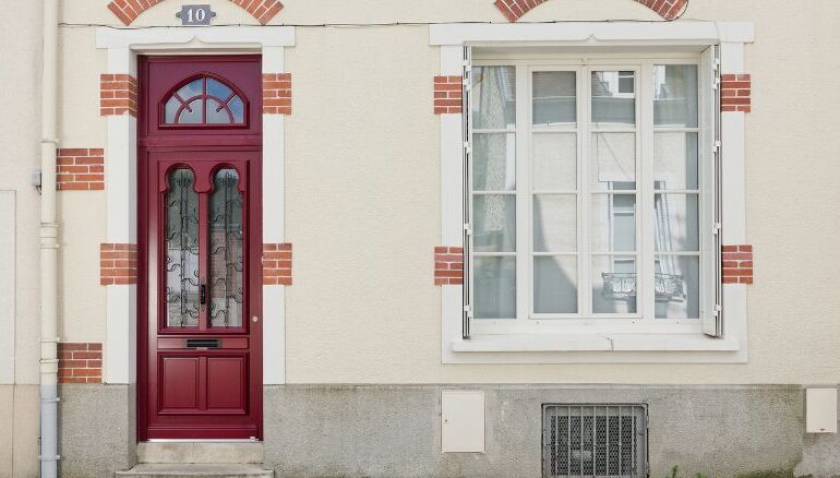 porte d'entrée en bois sur mesure rouge