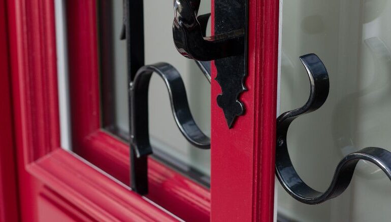 zoom sur une grille de porte d'entrée en bois rouge