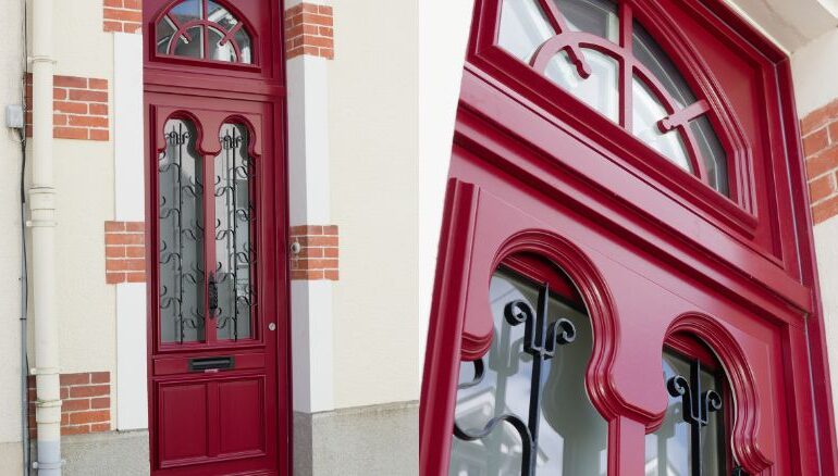 porte d'entrée sur mesure originale avec imposte, grille et vitrage