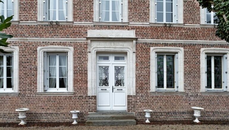porte d'entrée en bois sur mesure sur une maison de ville