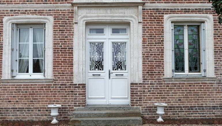 porte d'entrée en bois sur mesure sur une maison en brique