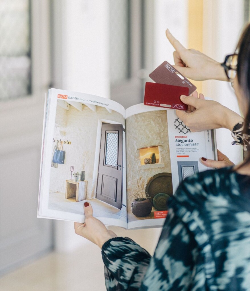 une cliente qui consulte le catalogue bel'm en showroom