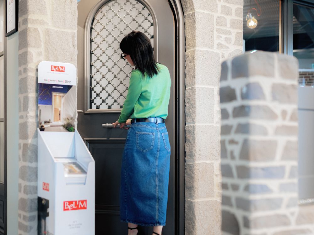 client qui teste une porte dans le showroom bel'm