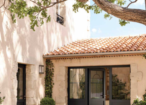porte d'entrée vitrée en aluminium avec deux fixes coordonnés sur une maison de campagne