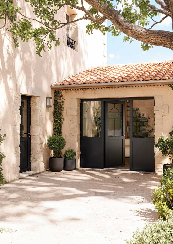 porte d'entrée vitrée en aluminium avec deux fixes coordonnés sur une maison de campagne