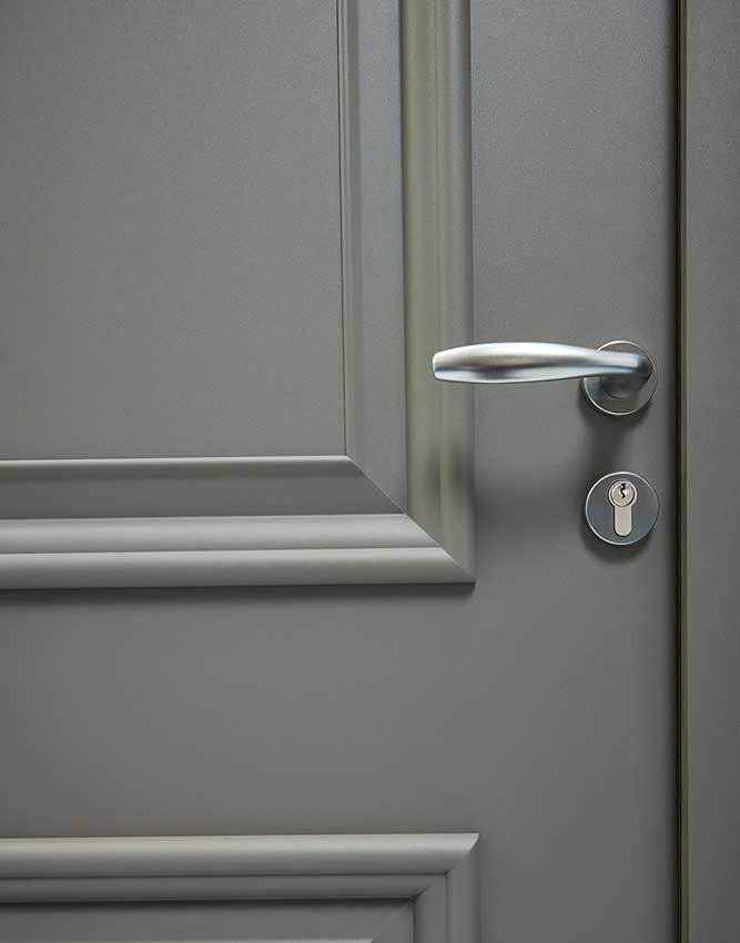 zoom sur les moulures de la porte d'entrée aluminium darcy