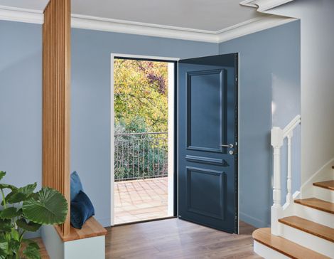 porte d'entrée pleine bleu nuit au style classique avec des moulures