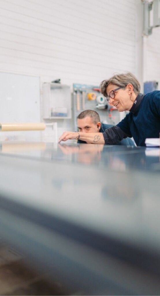 contrôle qualité sur une porte d'entrée bel'm