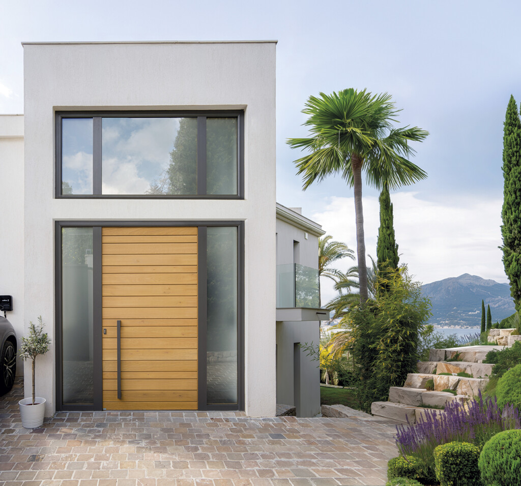 porte d'entrée bois cyme evo sur une villa en bord de mer
