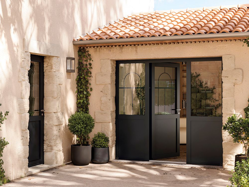 ensemble composé d'une porte d'entrée armance evo vitrée au design d'inspiration art déco et de deux fixes coordonnés