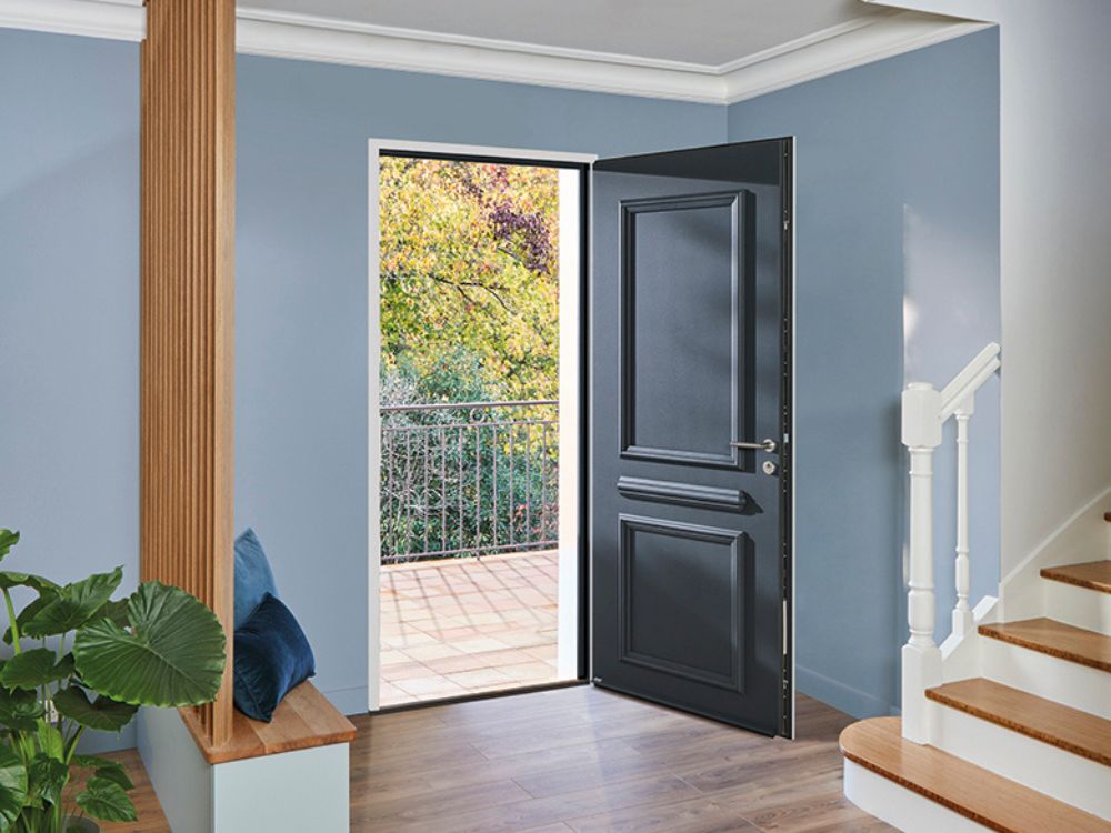 porte d'entrée sorbonne bleue dans un intérieur épuré