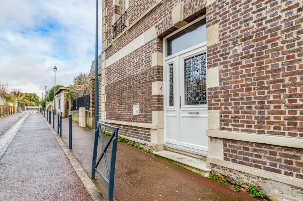 porte entree vue sur rue - porte entree classique 