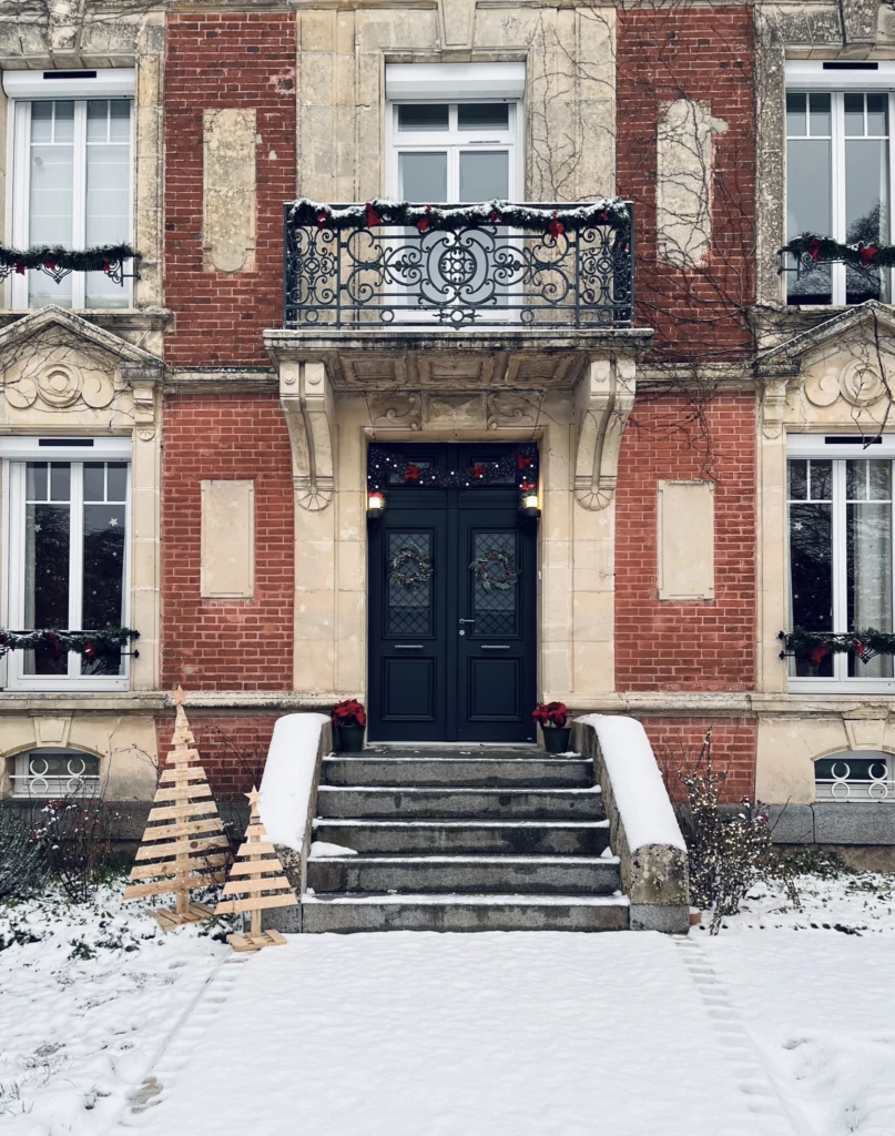 porte entree noire neige - isolation thermique